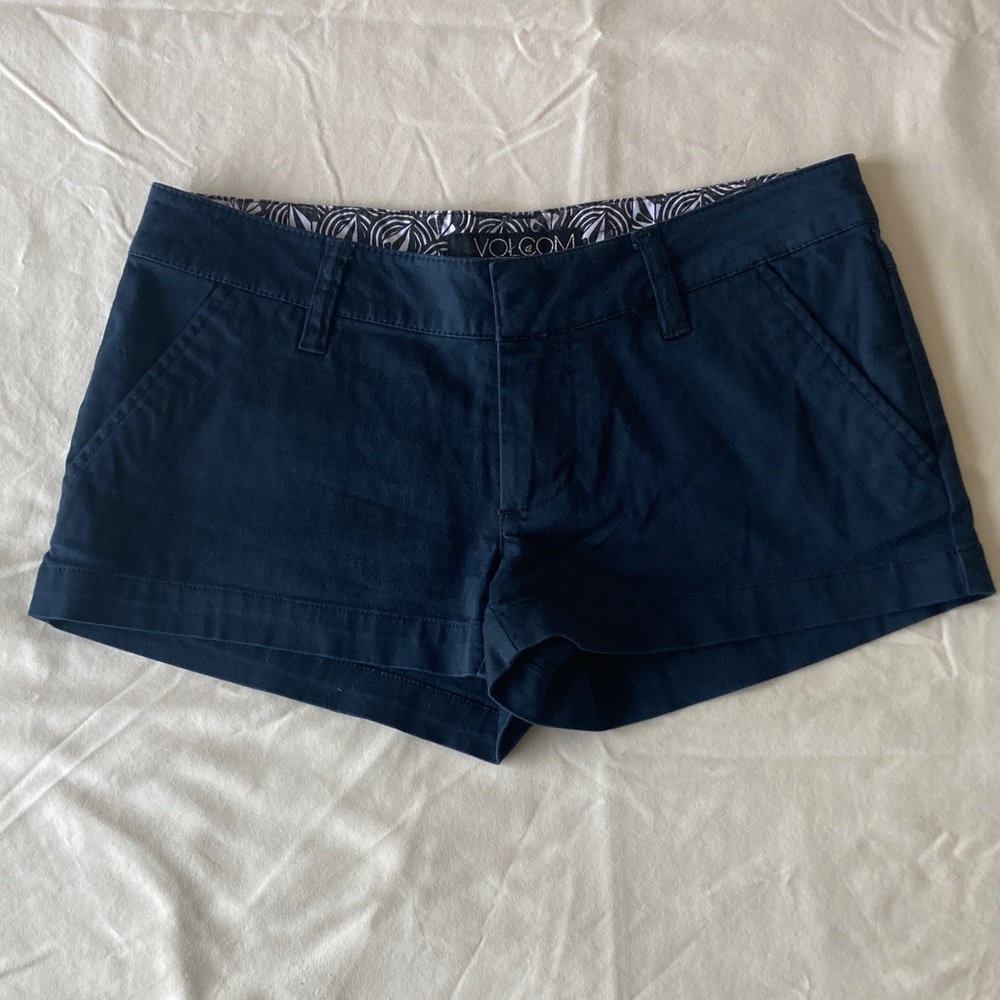 Volcom Women's Dark Navy Casual short Shorts, 4 pockets and belt loops. sz-0